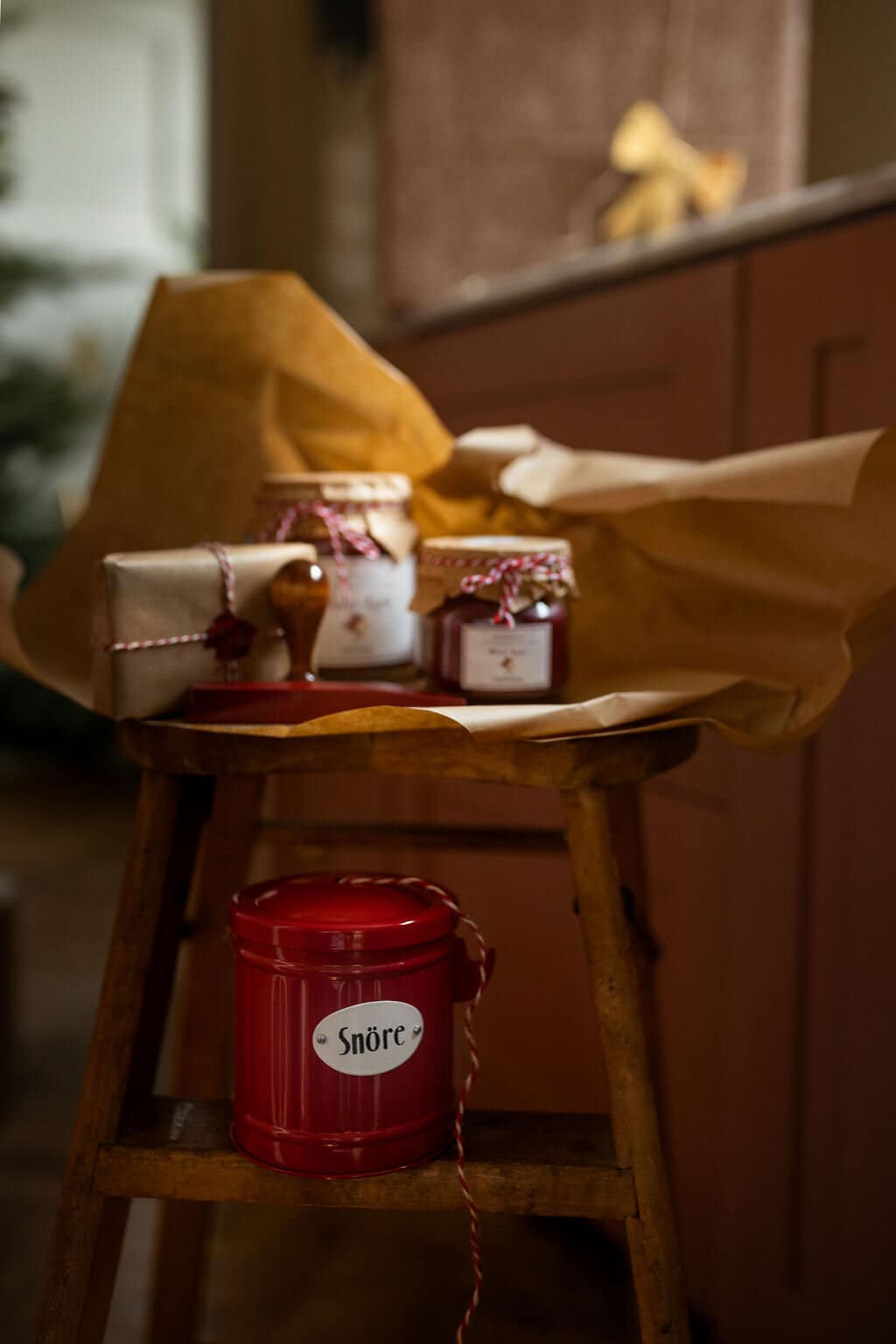 Plåtburk Hugo Snöre Röd