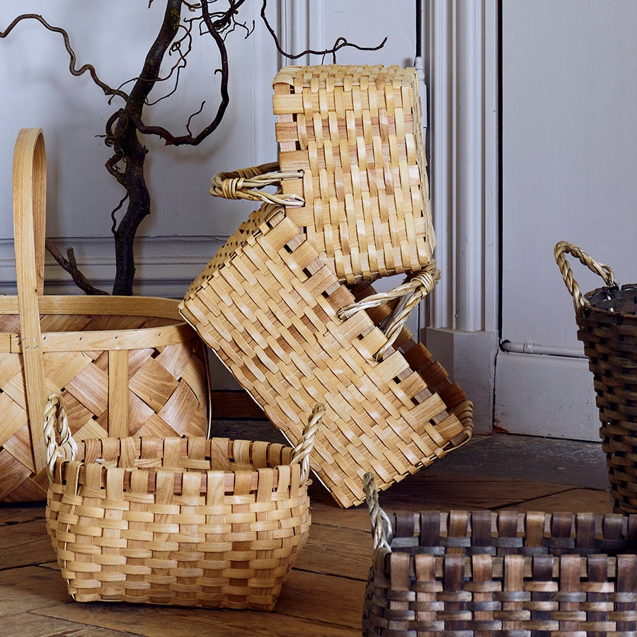 Basket store with handle