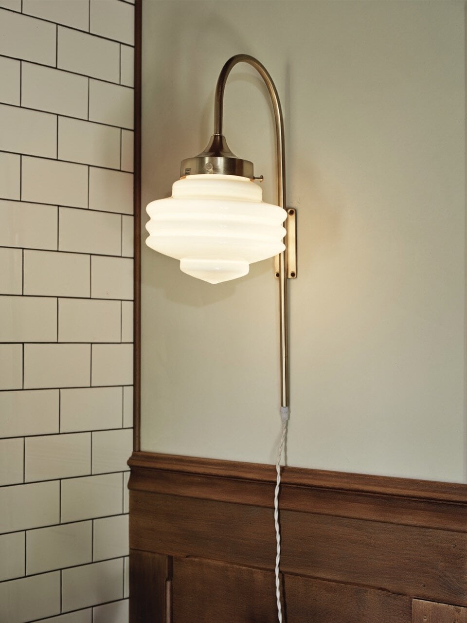 Vägglampa Rundad Valter Mässing/Opal Vit